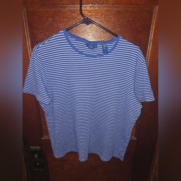 246. Womens Shirt (PRICE IS FIRM IF YOUR JUST BUYING THIS ITEM) - Picture 1 of 1